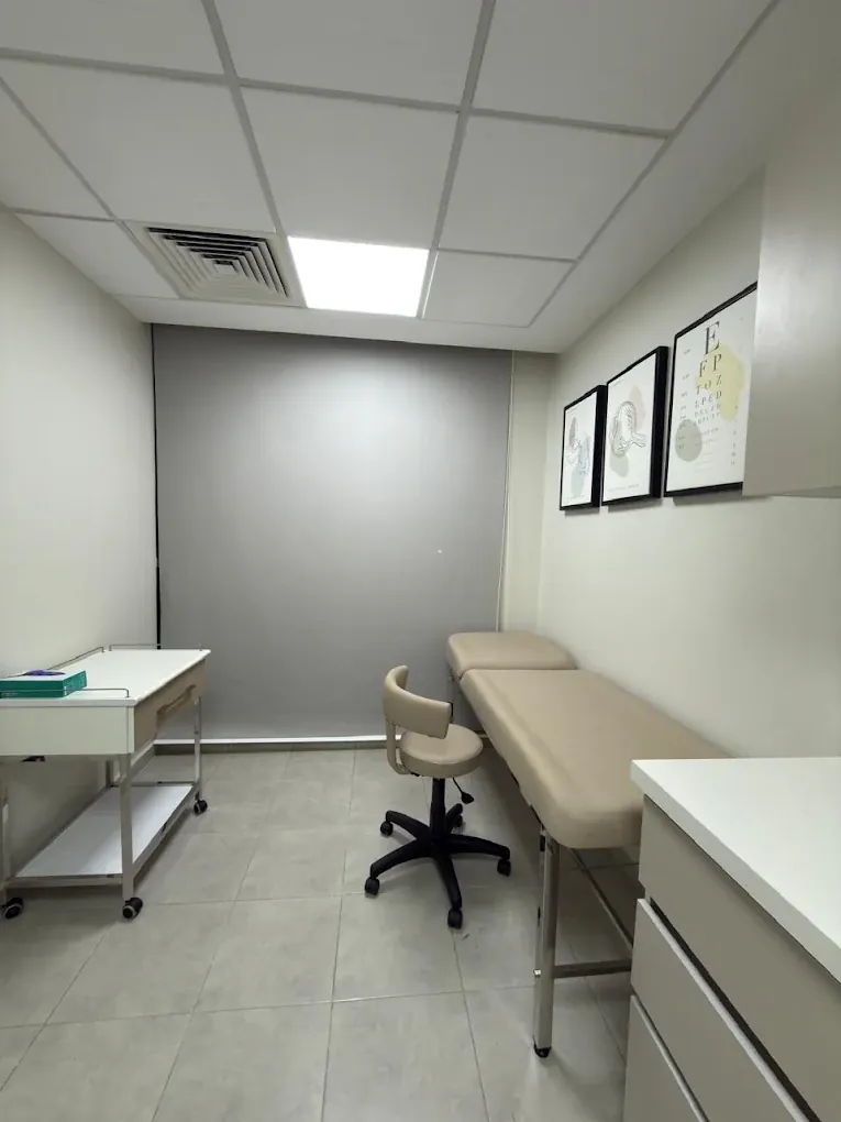 Salle d’examen et de soins du cabinet d’ophtalmologie — Oulfa, Casablanca
